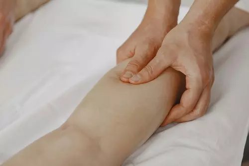 Faut‑il obligatoirement une assurance drainage lymphatique professionnelle