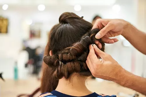 Pourquoi choisir une assurance adaptée à la coiffure à domicile 
